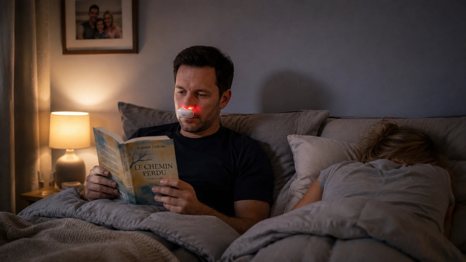 Visuel routine — utilisation réelle de Sinezy, salle de bain ou chambre, lumière douce, personne sereine, routine du soir