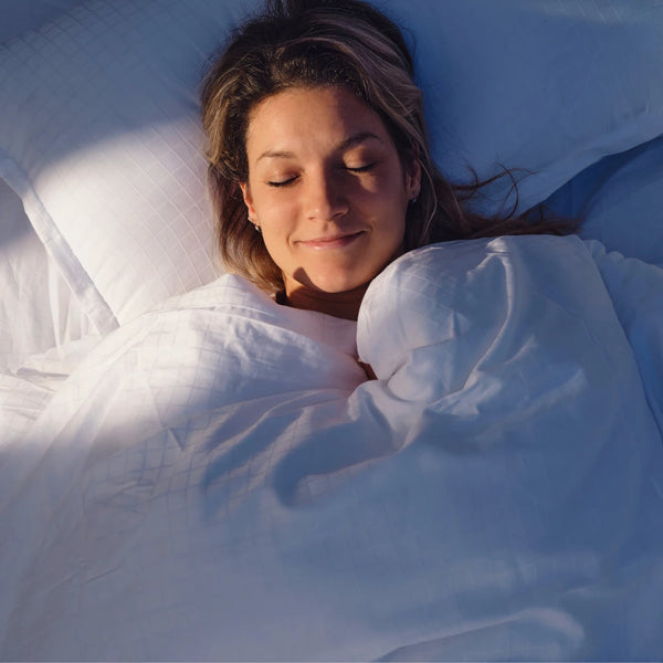 Personne endormie, chambre lumineuse, ambiance calme